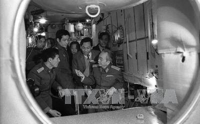 Le général Vo Nguyen Giap rend visite à des cosmonautes vietnamiens au Centre d'entraînement des cosmonautes Youri-Gagarine. Photo: VNA