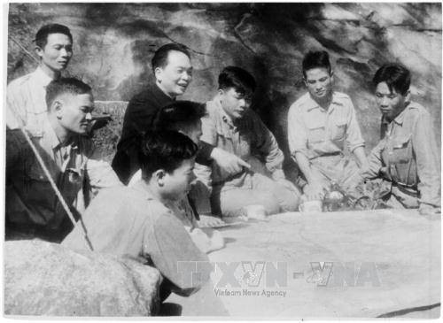 Le Commandement de la campagne Dien Bien Phu, avec à la tête le général Vo Nguyen Giap, discute des plans d'attaque. Photo: VNA