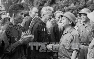 Le général Vo Nguyen Giap rend visite aux vieux milices populaires du district de Hoang Hoa (province de Thanh Hoa), lesquels ont fait chuter un avion militaire américain à coup de fusil. Photo: VNA