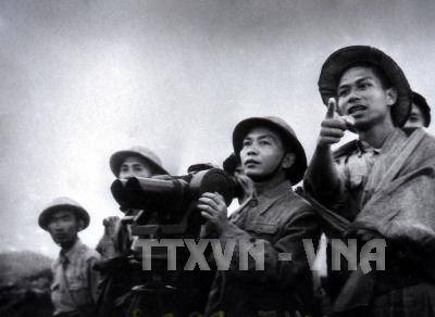 Le général Vo Nguyen Giap observe le champ de bataille avant de donner l'ordre d'attaque, déclenchant la campagne Dien Bien Phu. Photo: VNA