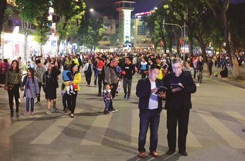 À la tombée de la nuit, l’espace piétonnier autour du lac Hoàn Kiêm voit se mêler de nombreux visiteurs. Ils y arrivent pour admirer la beauté nocturne du cœur de la capitale et ​découvrir ses patrimoines culturels. 
