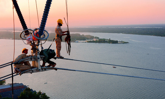 « Traverser la rivière Tiên » de Pham Tri Nhân – Deuxième prix ex-aequo.