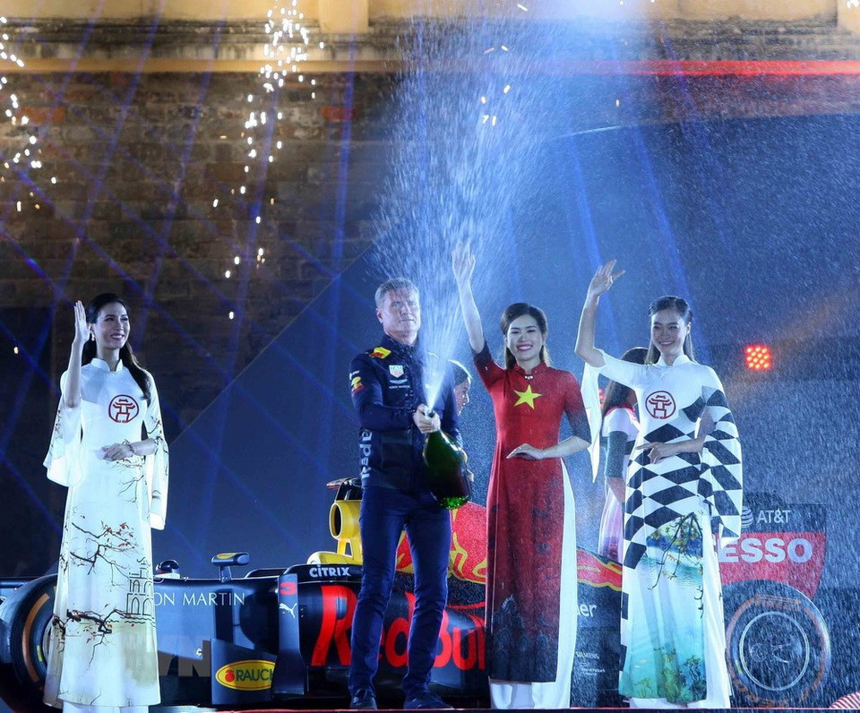 La tradition de la victoire fêtée au champagne.