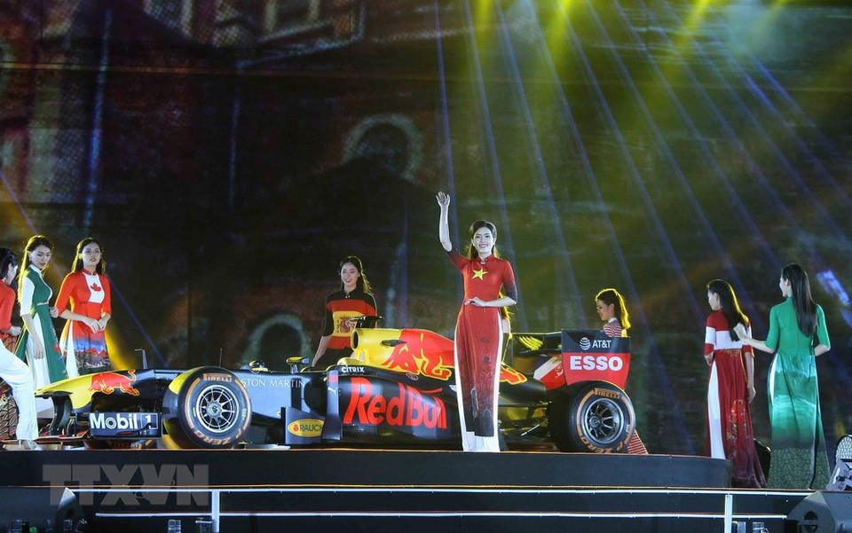 Les mannequins vietnamiens en tunique traditionnelle à l’événement.