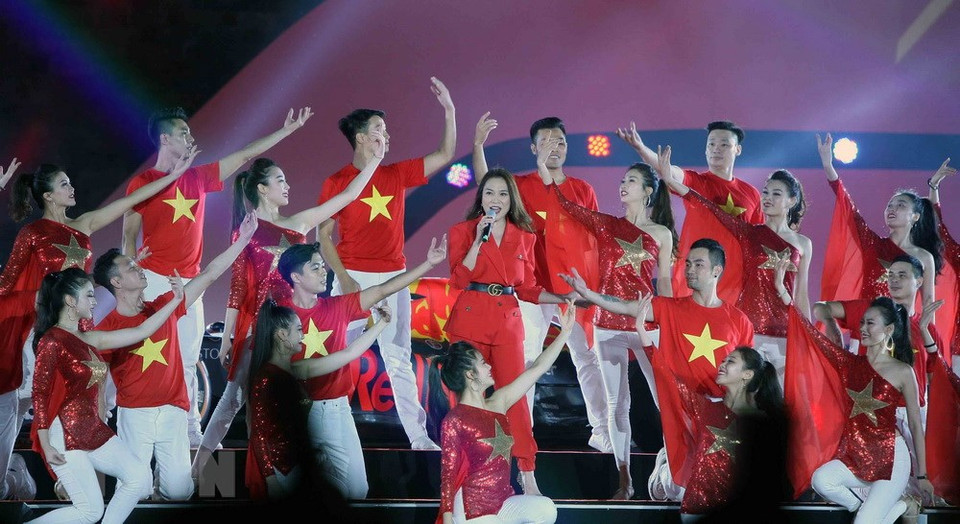 La chanteuse My Tam et d'autres artistes lors de l'événement. .