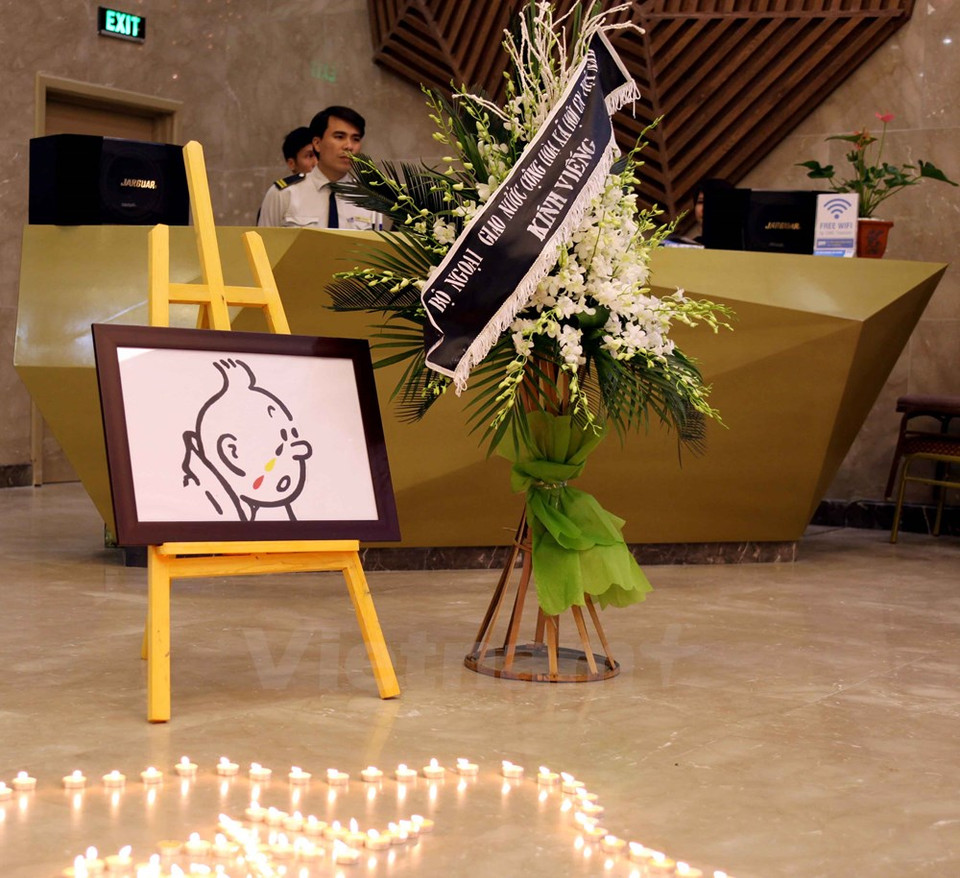 L'image de Tintin, personnage de fiction créé par le dessinateur belge Hergé, en pleurs est devenue le symbole de la Belgique en deuil. 