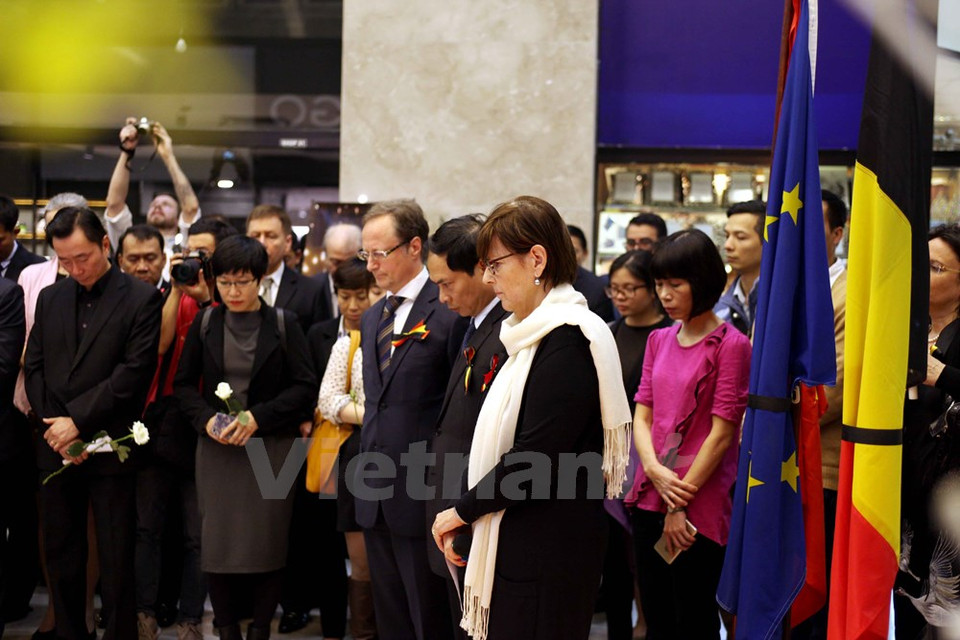 Une minute de silence en hommage aux victimes .