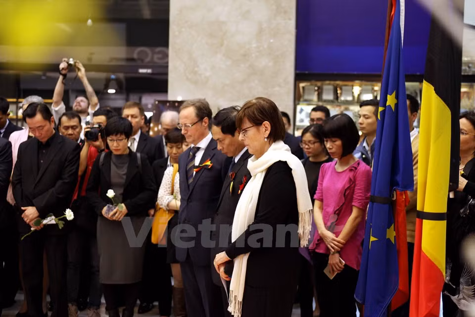 Une minute de silence en hommage aux victimes .