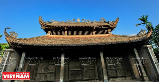 Porche à trois entrées de la maison communale de So.