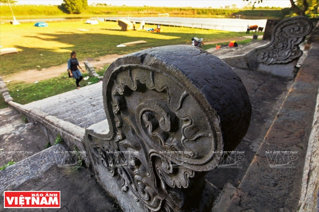 18 marches de pierre menant au porche à trois entrées de la maison communale de So.