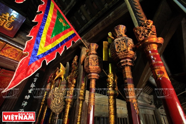 L’attirail de parade sur les deux côtés de l’autel principal de la maison communale de So.