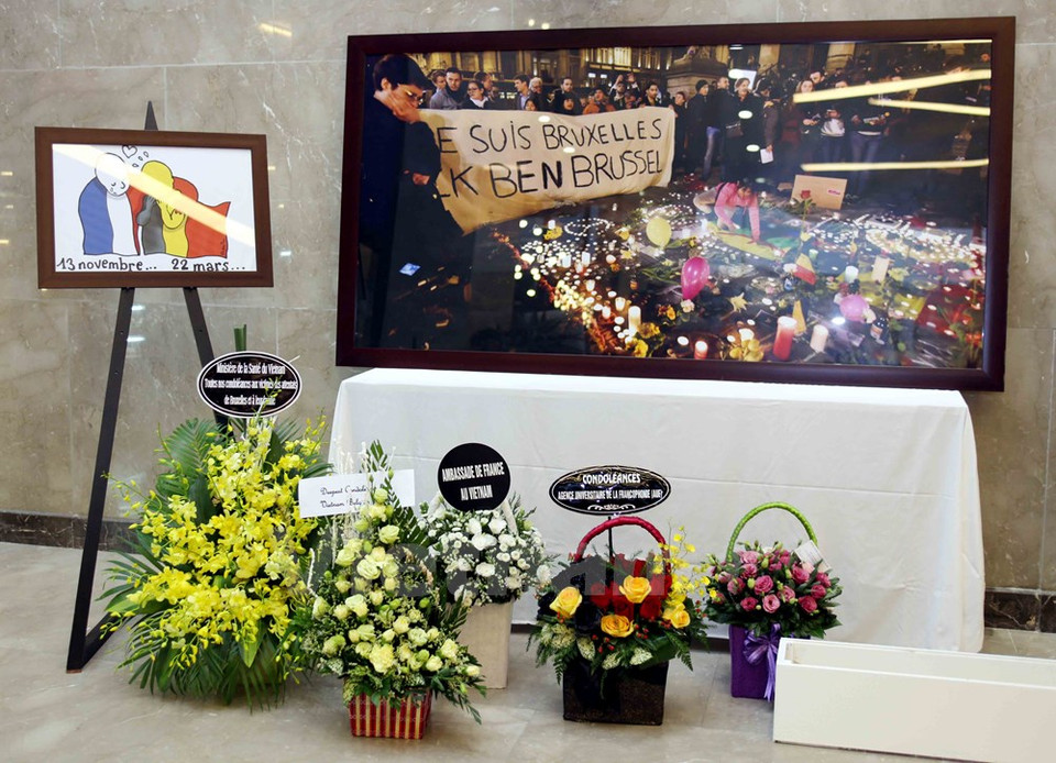 Cérémonie d'hommage au rez-de-chaussée de la Hanoi Tower, rue Hai Ba Trung.