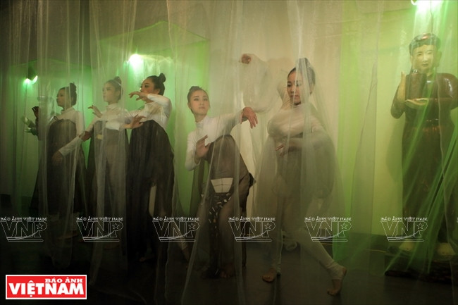 Des danseurs du ballet ​présentent les créations vestimentaires avec ​une grande originalité dans les mouvements.