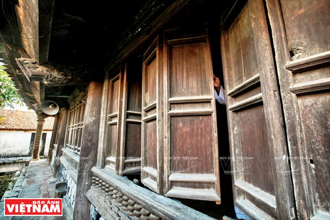 Portes en bois de fer âgées de plus de 350 ans autour de trois côtés de la maison communale de So.