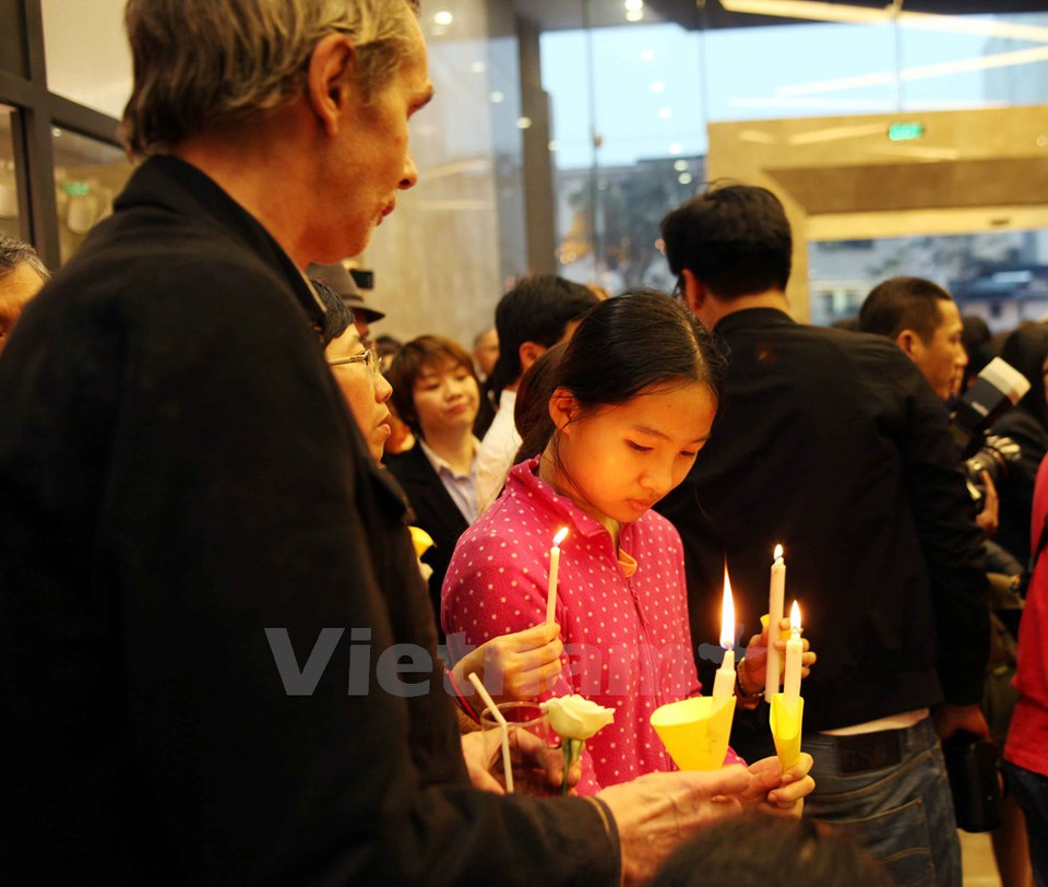 Des bougies en hommage aux victimes. 