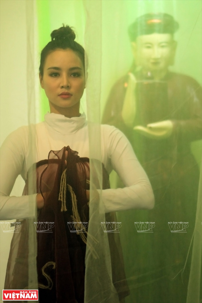 Des danseurs évoluent dans l’espace où sont expos​és d'anciens objets.