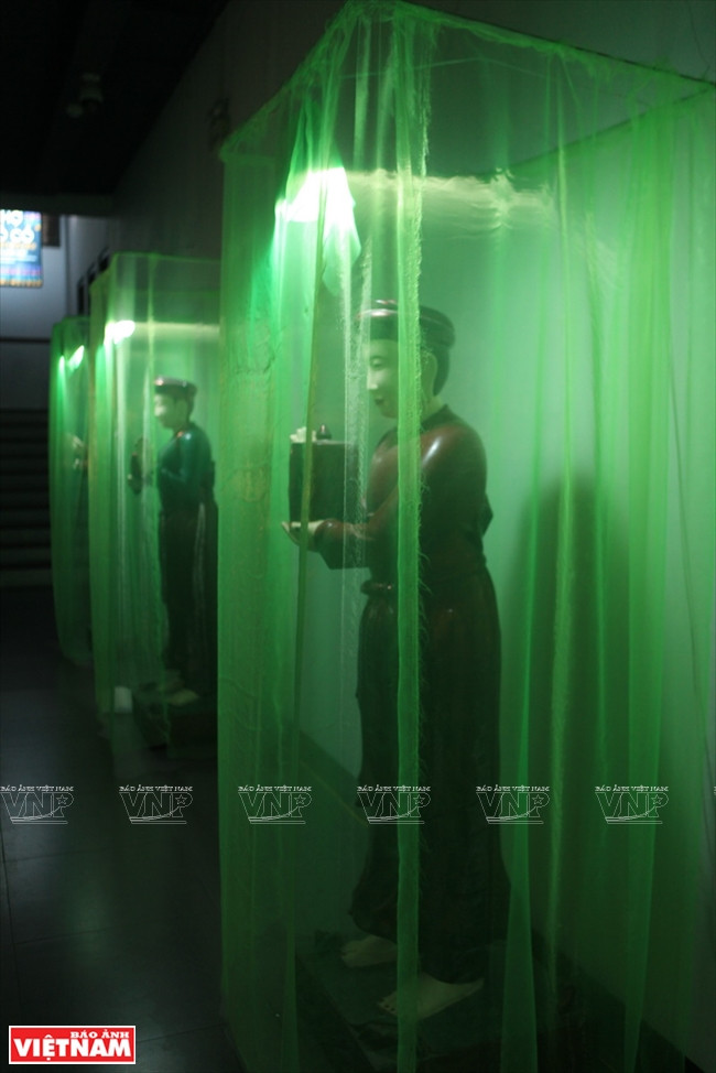 L’espace du défilé de mode est orné d’objets anciens.