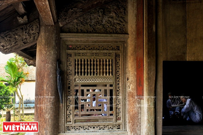 Les portes de la maison communale de So sont finement sculptées.