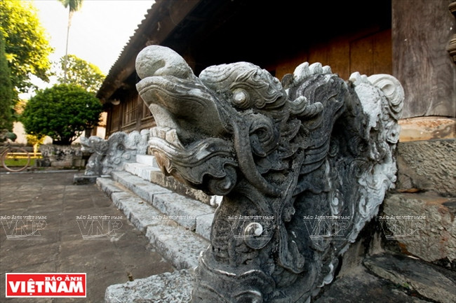 Dragons de pierre des deux côtés des marches menant à entrée de la maison communale.