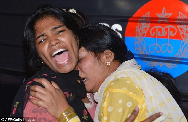 Deux femmes choquées après l'explosion. 