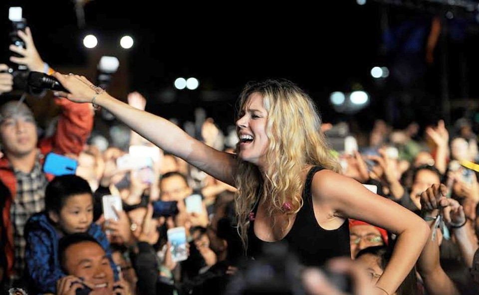Elle est descendue de la scène face à des centaines de spectateurs. 