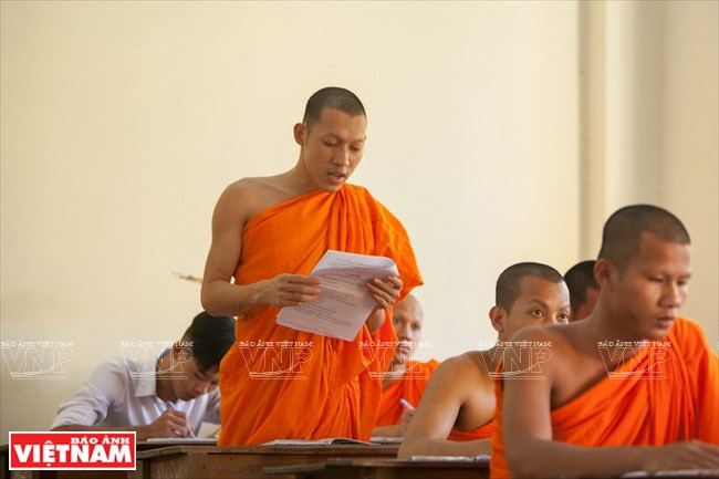 Dans une séance d'études de grammaire khmère.