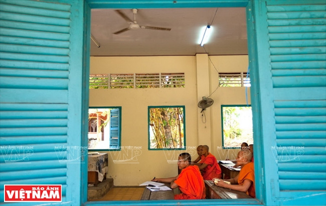 L’école secondaire Pali – Khmer contribue de manière ad hoc à l’apprentissage, à l’enseignement ainsi qu’aux programmes et manuels diversifiés de la langue khmère.