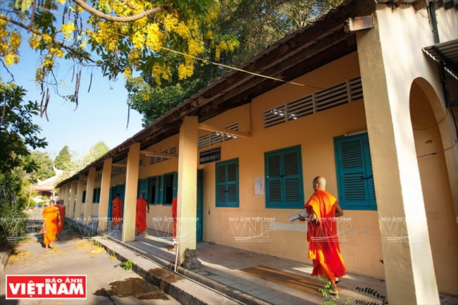 Située dans la pagode Kompong, l’école secondaire Pali – Khmer, province de Trà Vinh, attire bon nombre d’élèves et de jeunes bouddhistes.