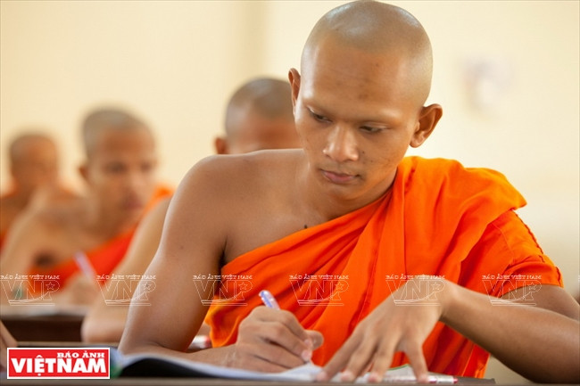 Pour mener une vie religieuse dans la pagode, outre les dogmes du Bouddhisme, les jeunes bouddhistes apprennent encore l’écriture, la culture ainsi que les coutumes khmères.