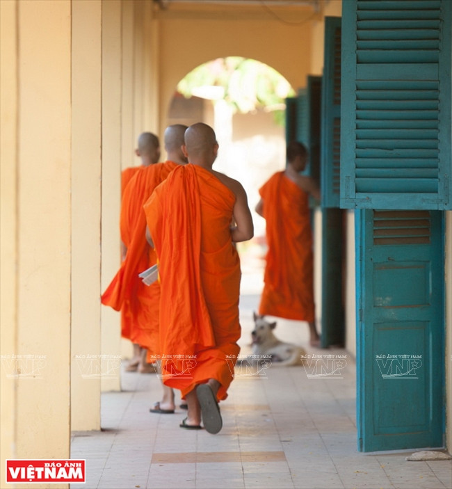 Jeunes bouddhistes entrant dans la classe.