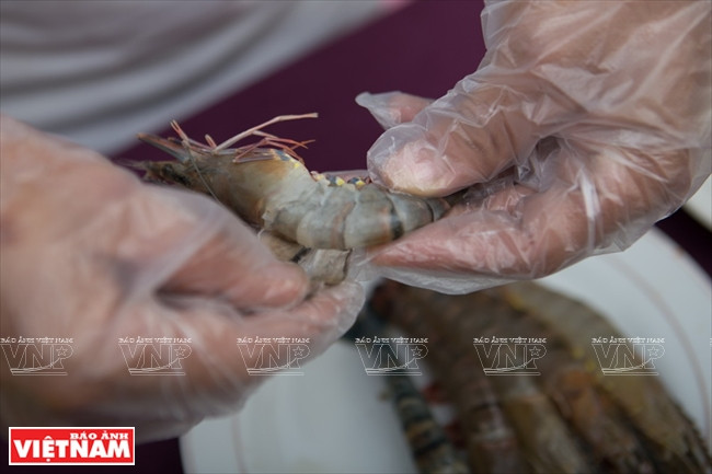 Les crevettes sont lavées puis décortiquées en les gardant entières. 