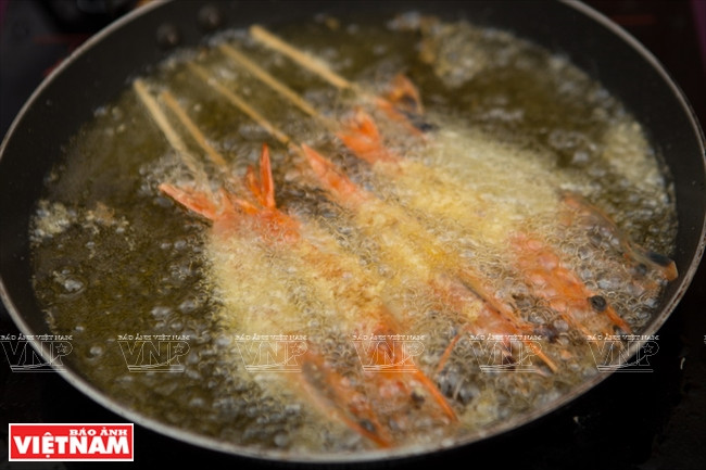 Les brochettes de crevettes enrobées de farine sont frites avec de l’huile de table. 