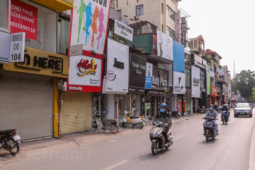 De nombreux magasins de vêtements à la rue Chua Boc ferment ou interrompent leurs activités en raison de la propagation du virus. 