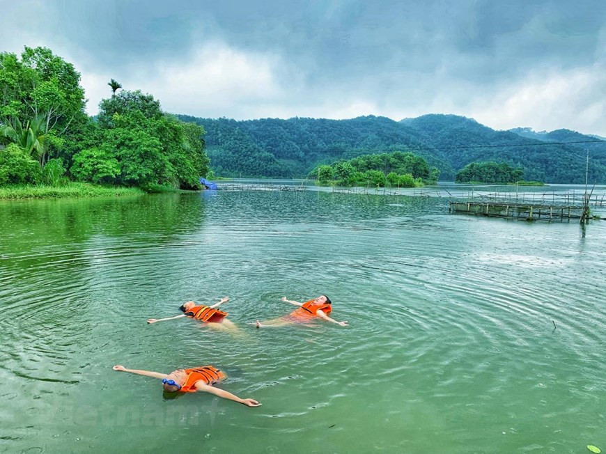 Des touristes peuvent vivre en pleinr nature et expérimenter les activités rurales.