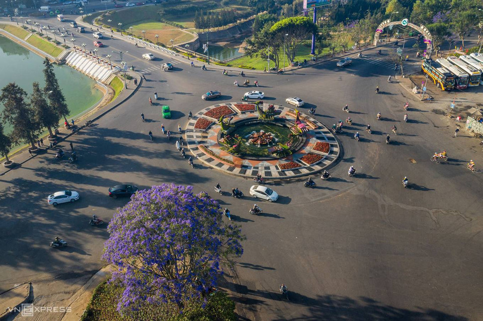 À part le marché de Da Lat, du lac de Xuan Huong, bien d’autres destinations touristiques célèbres de la ville de montagne abritant les flamboyants violets dont le monastère zen Truc Lam et la vallée de l'Amour.