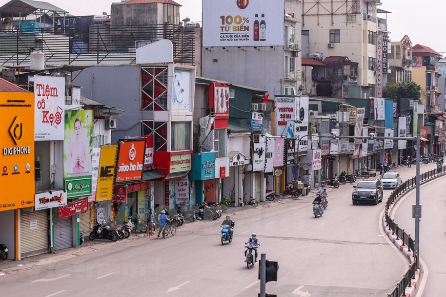 La rue Chua Boc, qui aurait dû être occupée tous les jours en raison de la forte densité de magasins de vêtements, devient aussi désertée au milieu de l'épidémie de COVID-19 