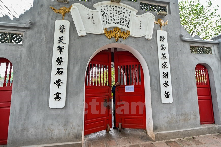 Le temple de Ngoc Son, situé sur un îlot verdoyant dans le lac de l'Épée restituée, ferme temporairement pour la stérilisation.