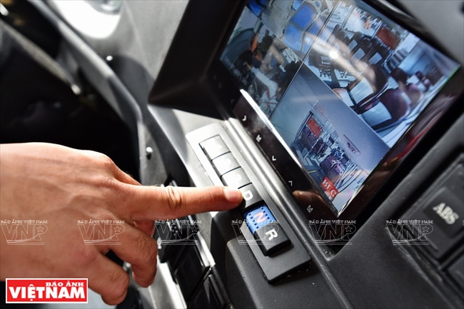 Il est également muni d’un système de positionnement global (GPS), du wifi gratuit, de ports USB, d’un frigidaire, et d’une caméra pour surveiller la sécurité des passagers. 