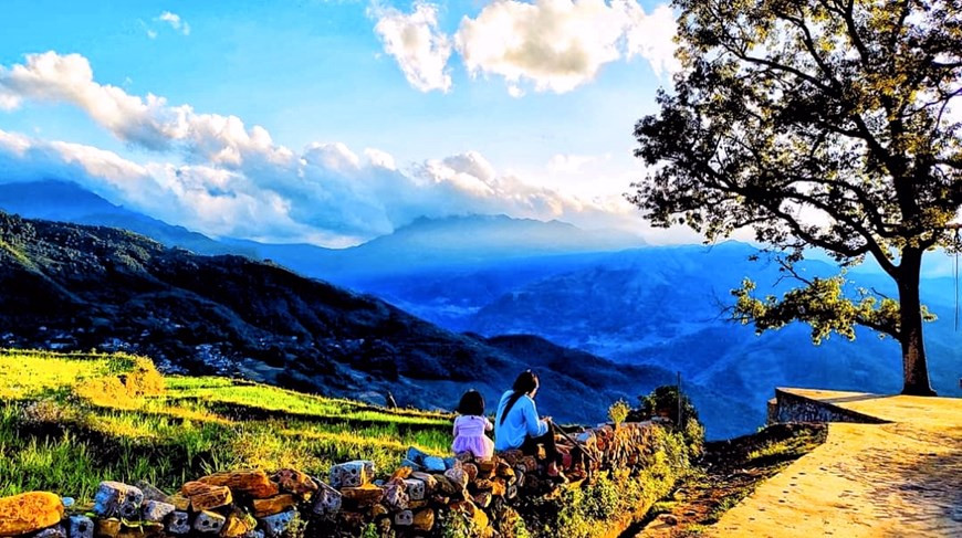 Pour s’y rendre partir de Hanoï, les visiteurs peuvent prendre le bus, le train ou réserver un minibus à destination de Sa Pa. Le trajet dure entre cinq et huit heures. Mais le meilleur moyen pour se déplacer autour de Sa Pa est sans doute la moto. Vous pouvez en louer une au chef-lieu pour explorer les pentes de la région et vous immerger dans l'odeur parfumée du riz mature. Si vous êtes déjà à Sa Pa, il ne vous reste qu’un petit effort à fournir pour vous rendre à Y Ty dans le district de Bat Xat. Les longues routes sinueuses qui serpentent à flanc de montagnes sont un défi à relever pour les motards mais la récompense n’en est que plus grande. Photo: Vietnamplus