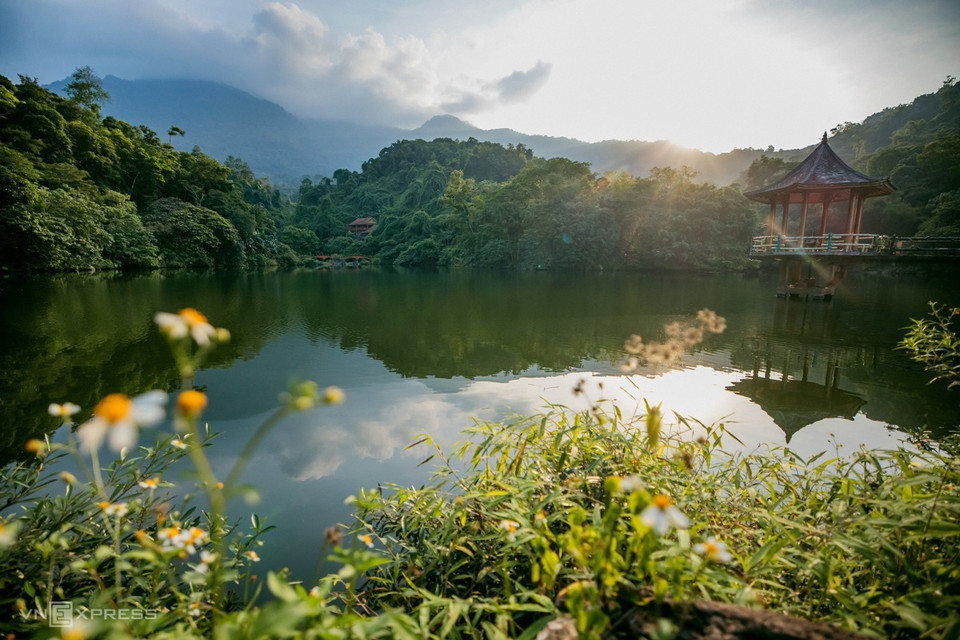 La zone touristique de Thien Son - Suoi Nga compose de trois parties: Ha Son, Trung Son et Ngoan Son. La photo montre Vong Lau qui est une pavillon où les visiteurs se rendent pour admirer le paysage et le lac à Ha Son. 