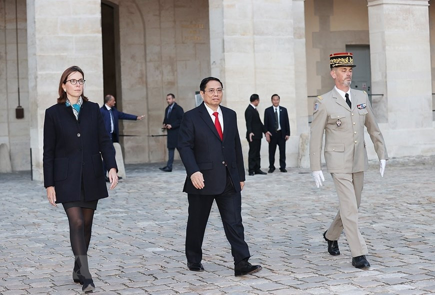 La ministre française de la Transformation et de la Fonction publiques, Amélie de Montchalin préside la cérémonie d'accueil officielle du Premier ministre Pham Minh Chinh. Photo: VNA