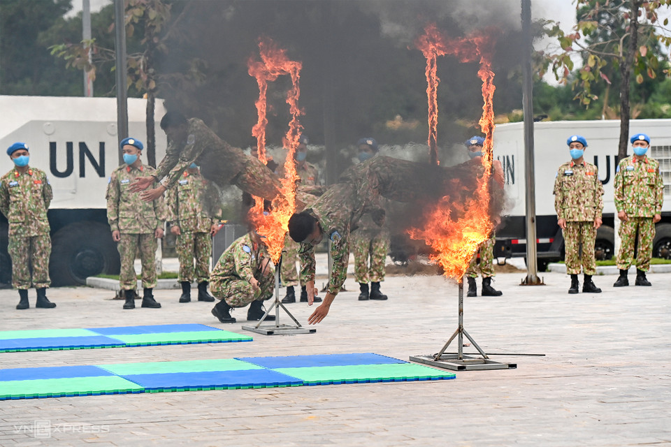 Saut à travers un cercle de feu. Photo: vnexpress