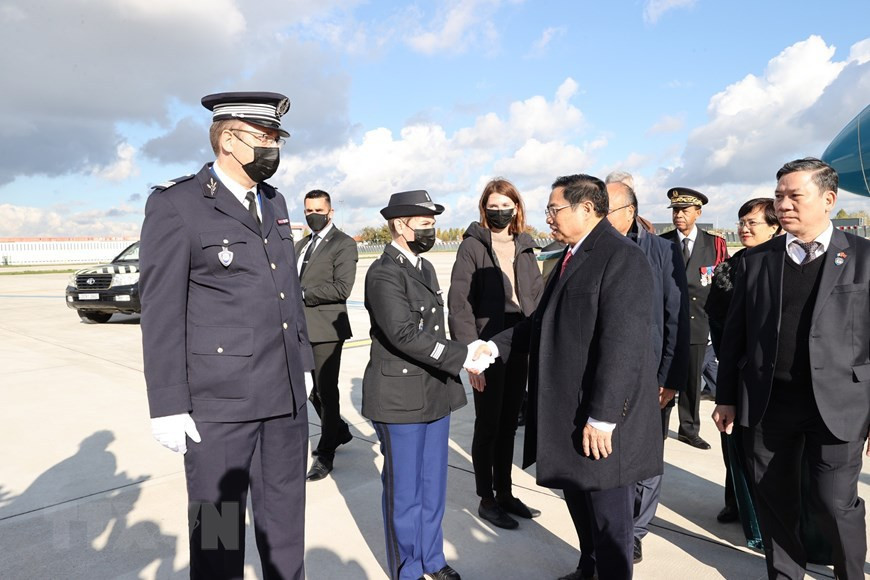 Des responsables français accueillent le Premier ministre Pham Minh Chinh à l'aéroport d'Orly, à Paris. Photo: VNA