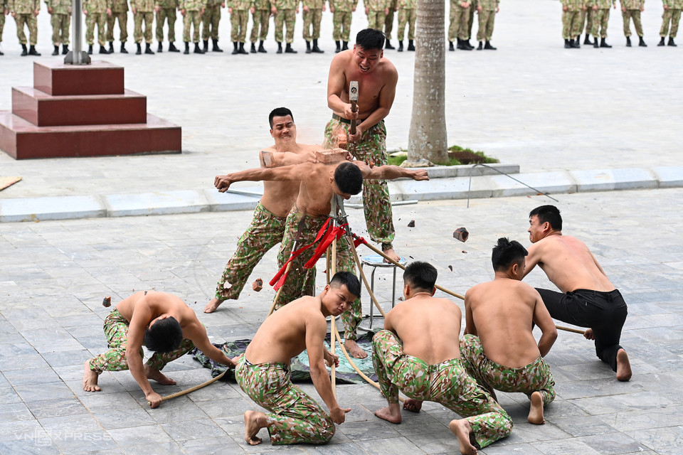 Cinq larmes sont placées sur le corps d’un soldat, sur le dos duquel des briques sont cassées. Photo: vnexpress