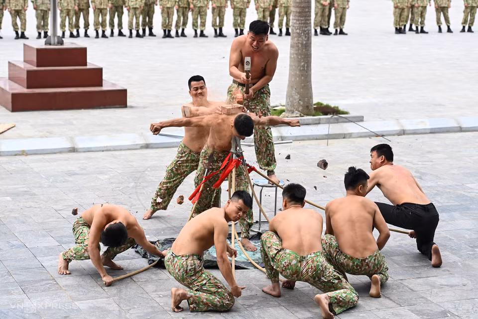 Cinq larmes sont placées sur le corps d’un soldat, sur le dos duquel des briques sont cassées. Photo: vnexpress
