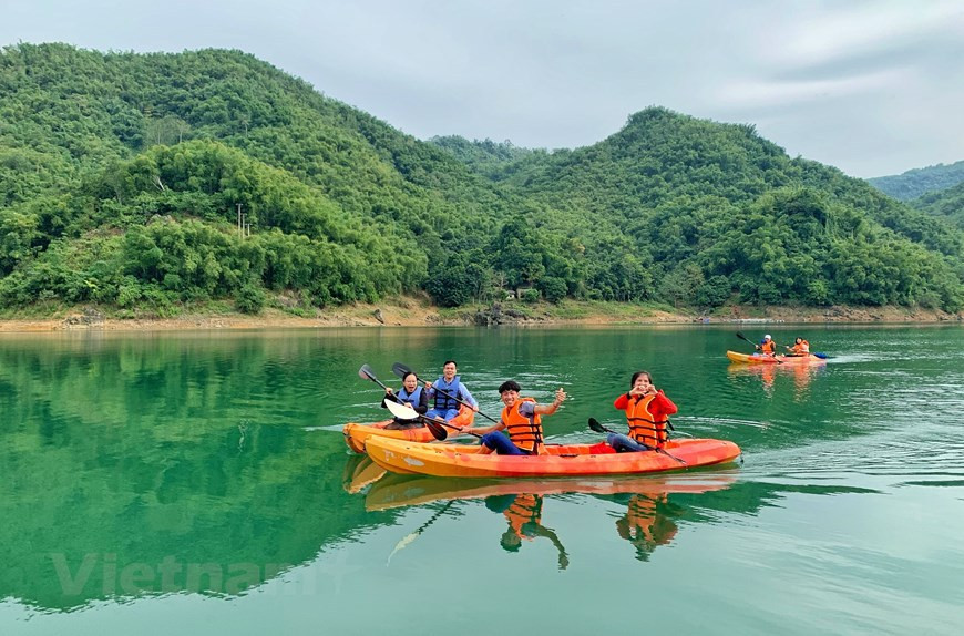 Des touristes en kayak. Photo: Vietnamplus