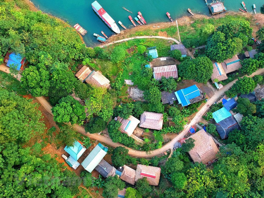 Des villages de l'ethnie Muong implantés autour du lac Hoa Binh sont des destinations touristiques intéressantes. Photo: Vietnamplus