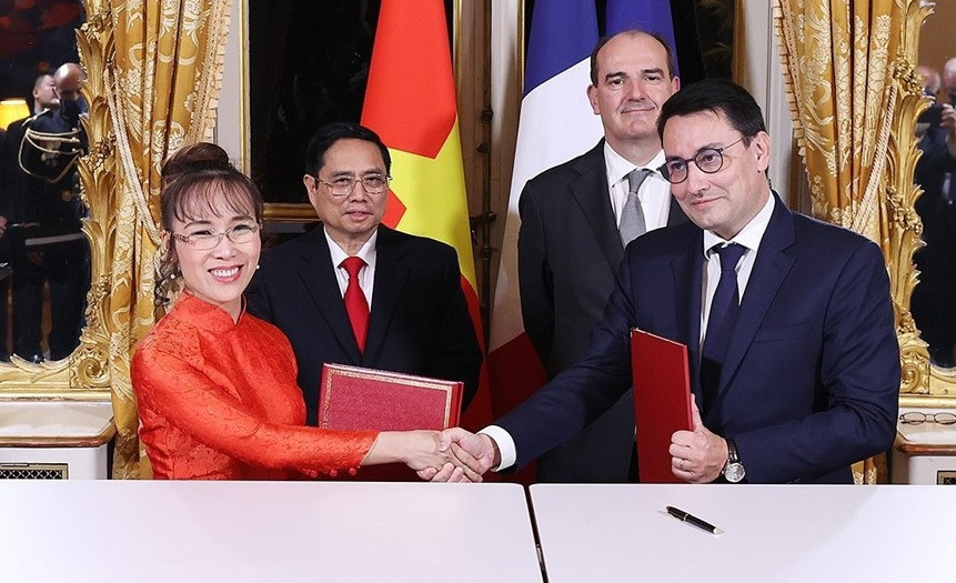 Le Premier ministre Pham Minh Chinh assiste à la cérémonie de signature du protocole d'accord entre la compagnie aérienne vietnamienne Vietjet Air et le groupe français Safran. Photo: VNA