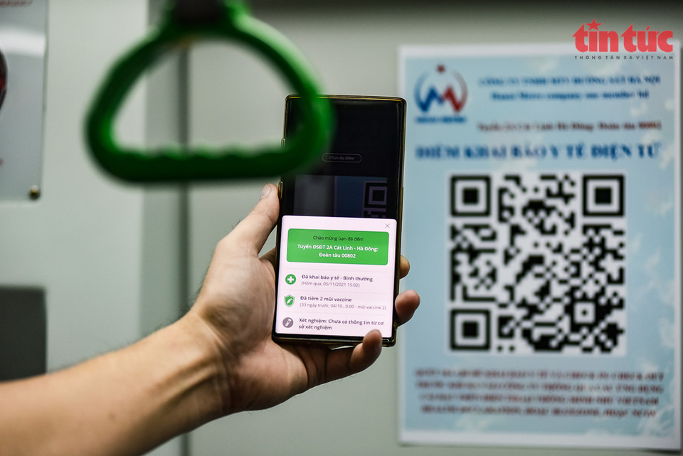 Les passagers doivent déclarer leur état de santé par QR Code. Photo: VNA