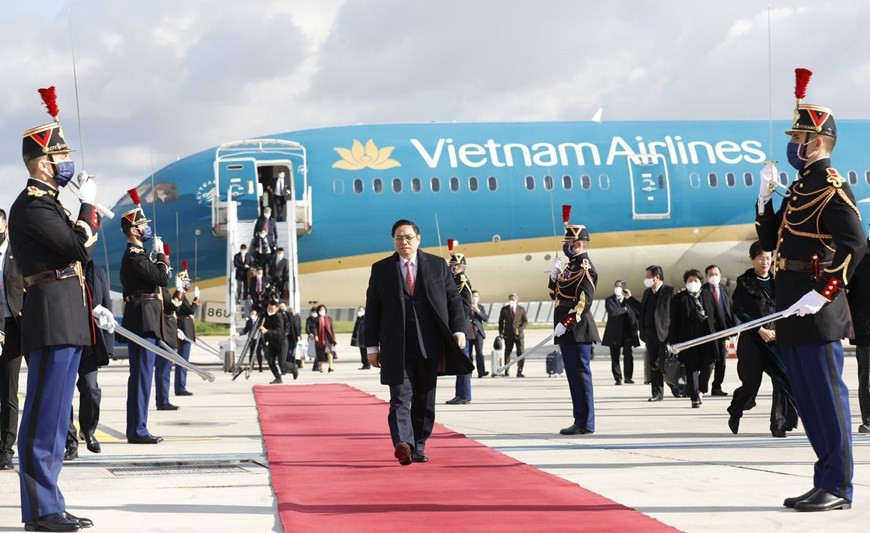 La cérémonie d'accueil du Premier ministre Pham Minh Chinh le 3 novembre à l'aéroport d'Orly à Paris. Photo: VNA